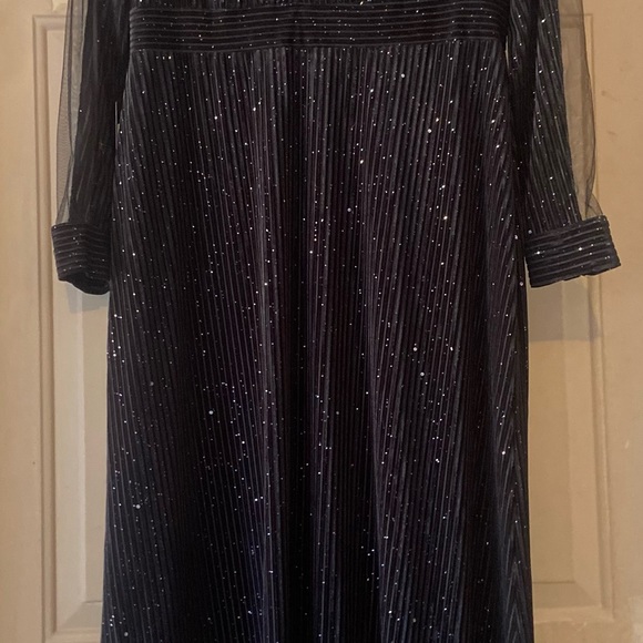 Black, long sleeve, formal gown sequence size 14 - Picture 4 of 6